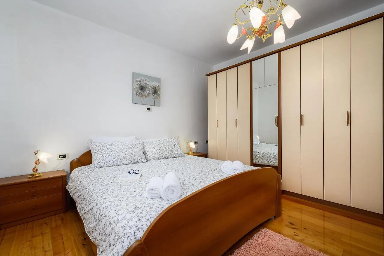 לאבין Apartment Paradiz 0*,